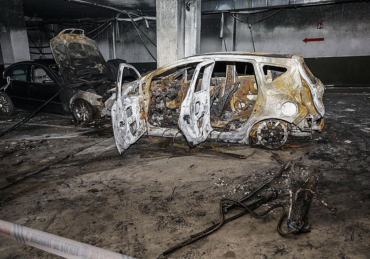 Uno de los coches calcinados en el incendio del martes, en el garaje de la calle José María Cossío, en El Alisal.