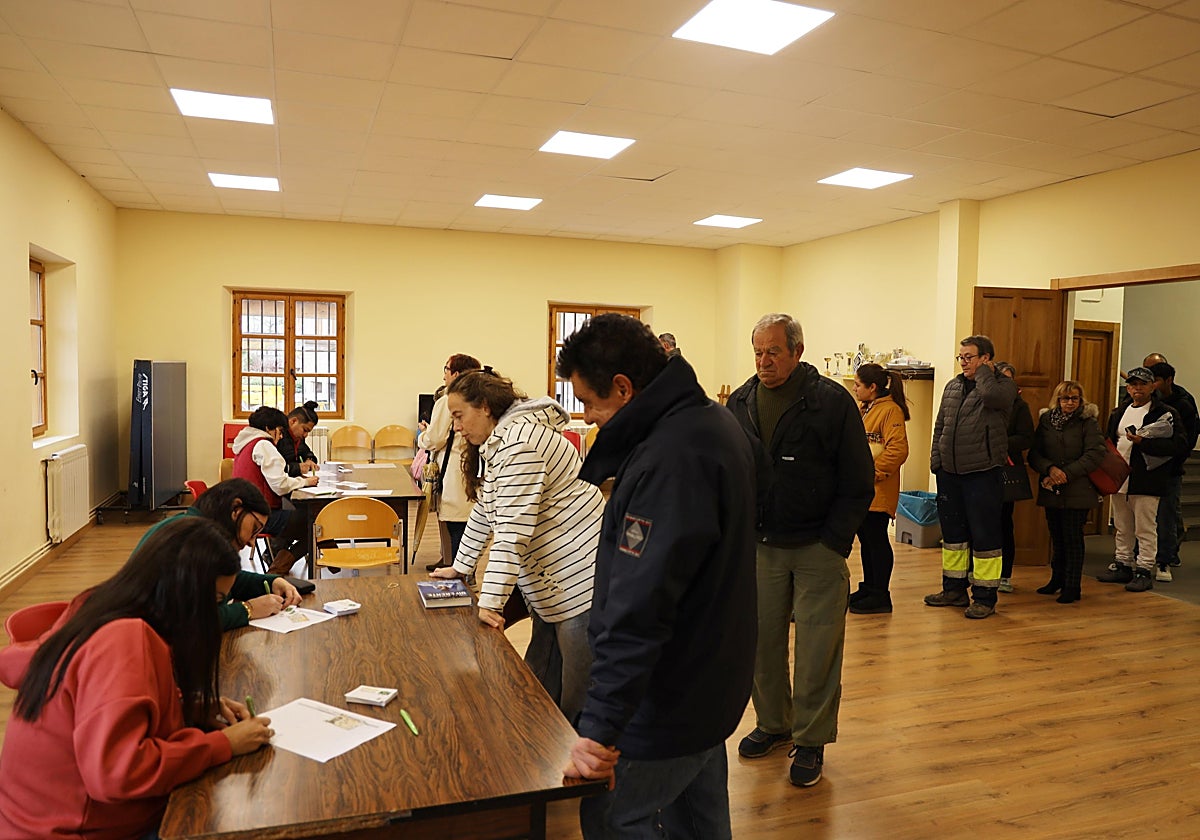 La acogida de los vecinos a la retirada de vales ha sido muy buena desde que se inició la campaña