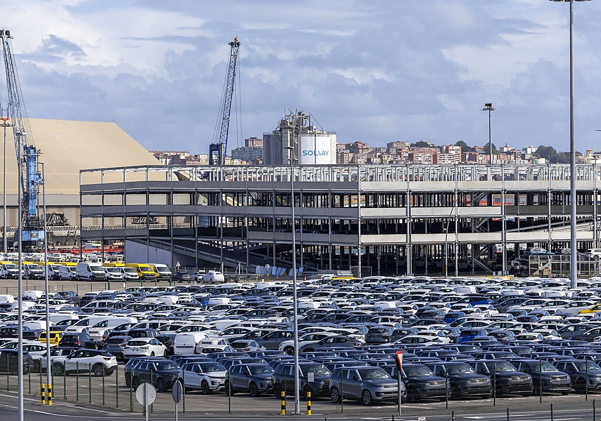 Silo de automóviles del Puerto de Santander.