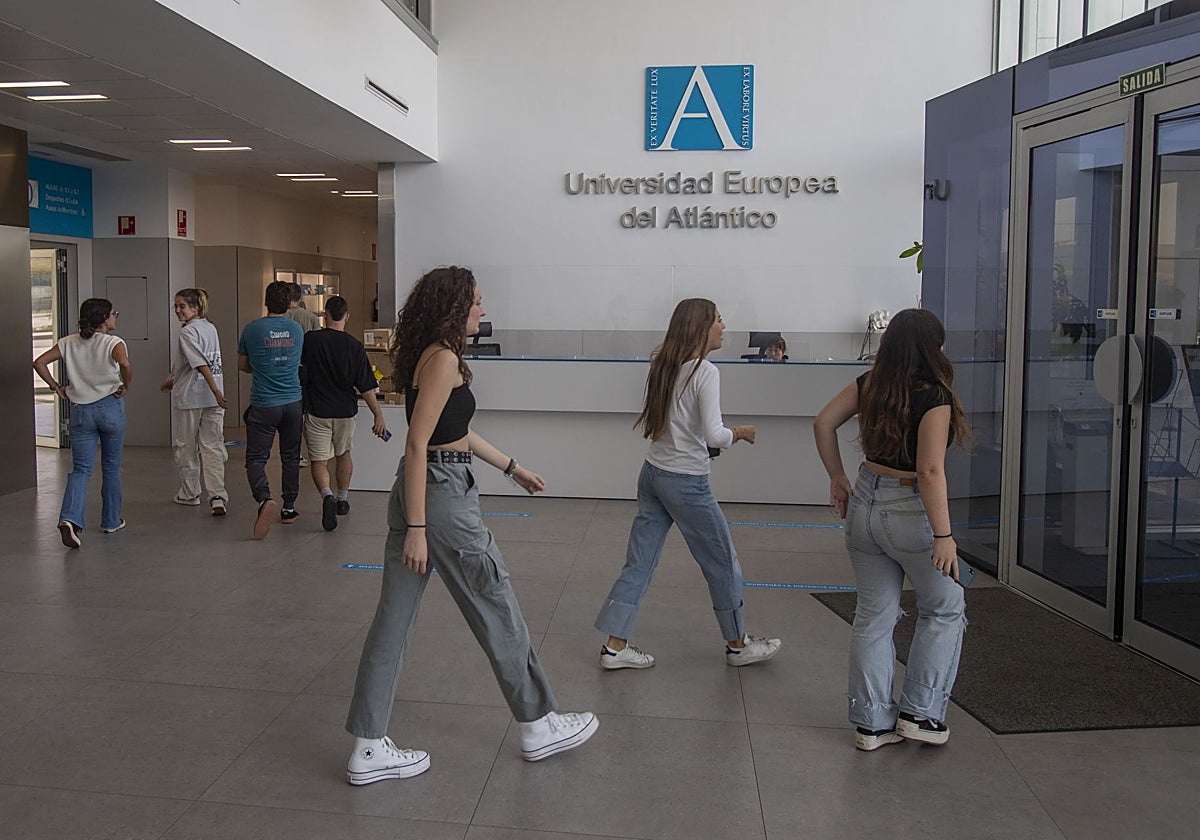 Alumnos en la Universidad Europea del Atlántico, que acogerá el acto.