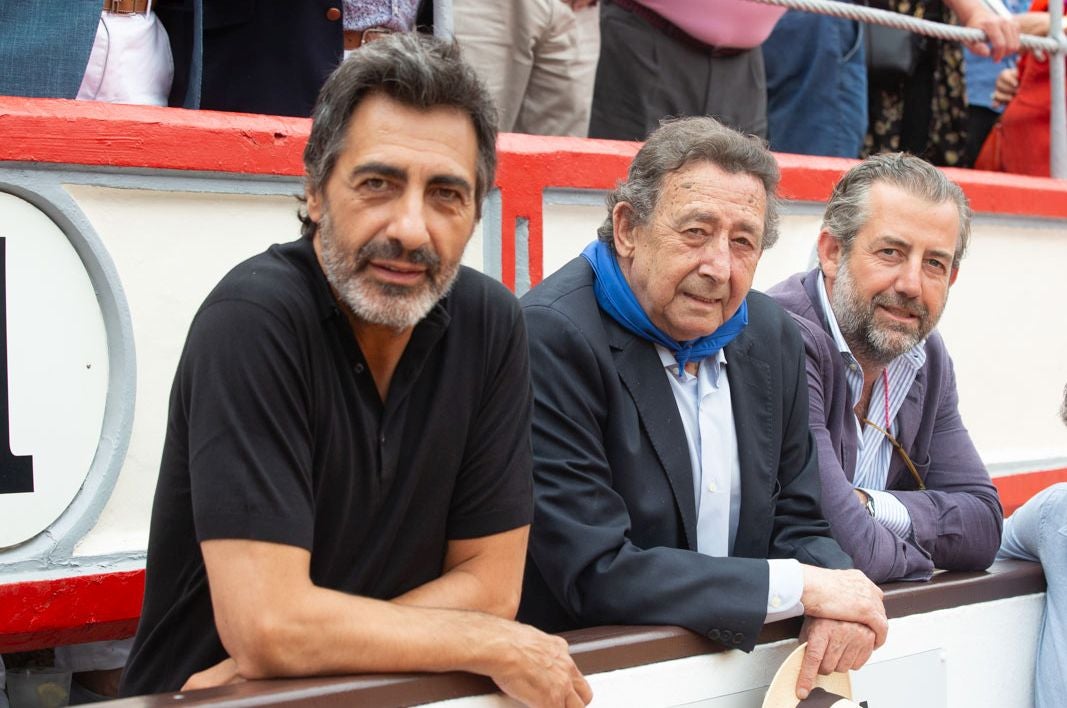Juan del Val, Alfonso Ussía y Manuel Huerta en la plaza de toros de Cuatro Caminos durante el pasado verano.