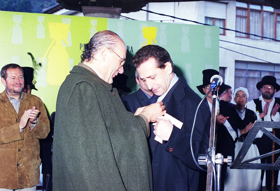 Alfonso Ussía recibe la insignia de Orujero Mayor de manos de Mariano Linares.