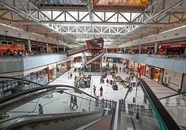 Vista del interior del centro comercial Valle Real.