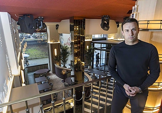 El empresario hostelero Ángel Suárez posa en el interior del Estrago, uno de los locales que regenta en Santander.