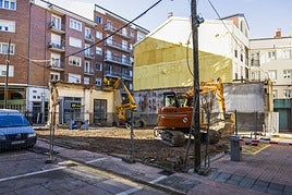 Últimos trabajos de demolición del edificio que dará pasa a nuevas viviendas, junto a la iglesia de la Virgen Grande.