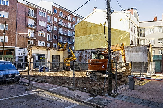 Últimos trabajos de demolición del edificio que dará pasa a nuevas viviendas, junto a la iglesia de la Virgen Grande.
