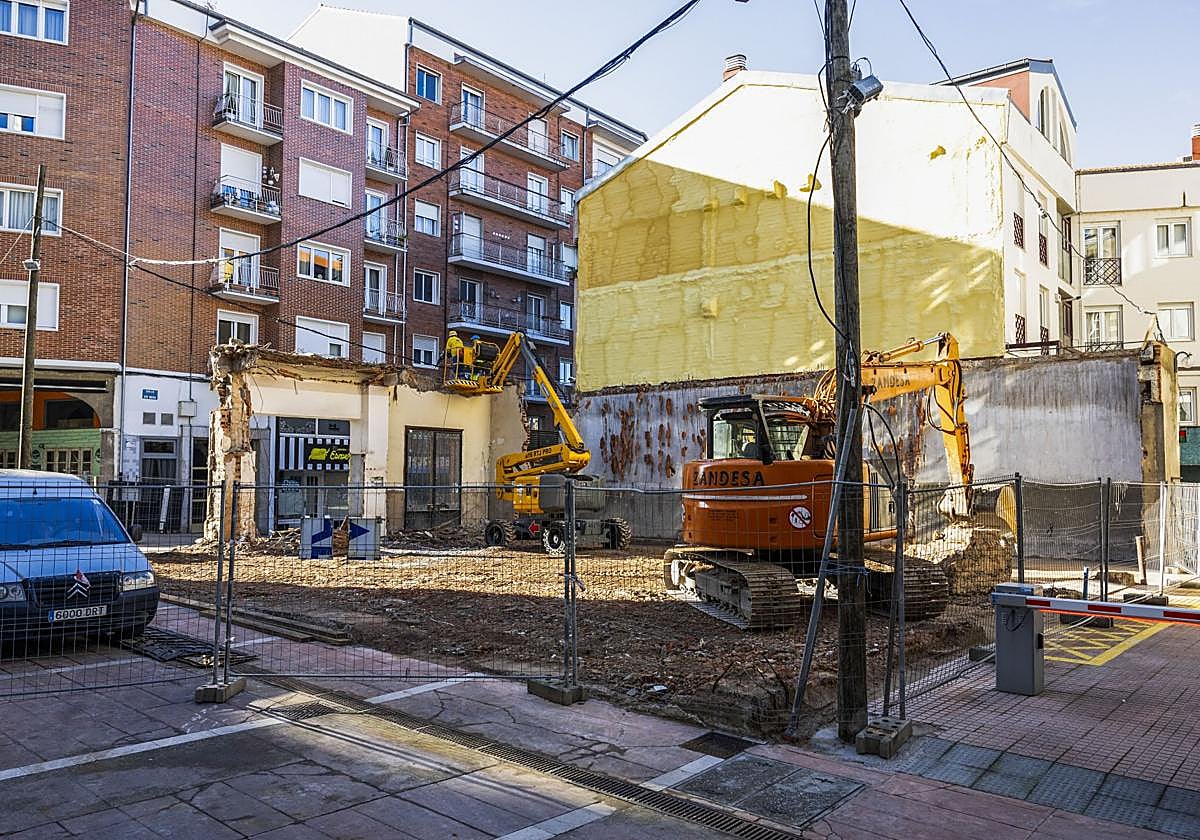 Últimos trabajos de demolición del edificio que dará pasa a nuevas viviendas, junto a la iglesia de la Virgen Grande.