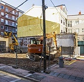 Últimos trabajos de demolición del edificio que dará pasa a nuevas viviendas, junto a la iglesia de la Virgen Grande.