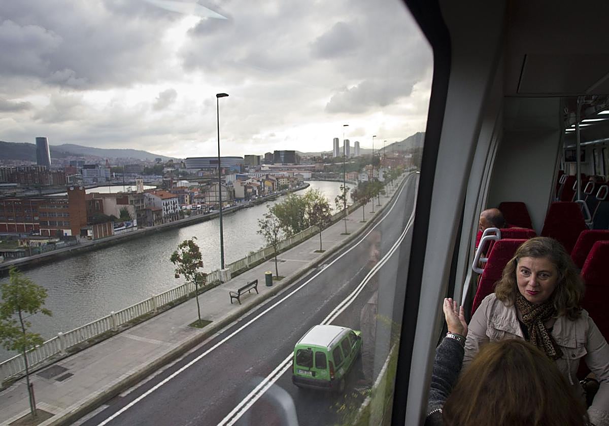 Vista de la ría de Bilbao desde la ventanilla de un tren procedente de Santander.