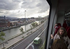 Vista de la ría de Bilbao desde la ventanilla de un tren procedente de Santander.