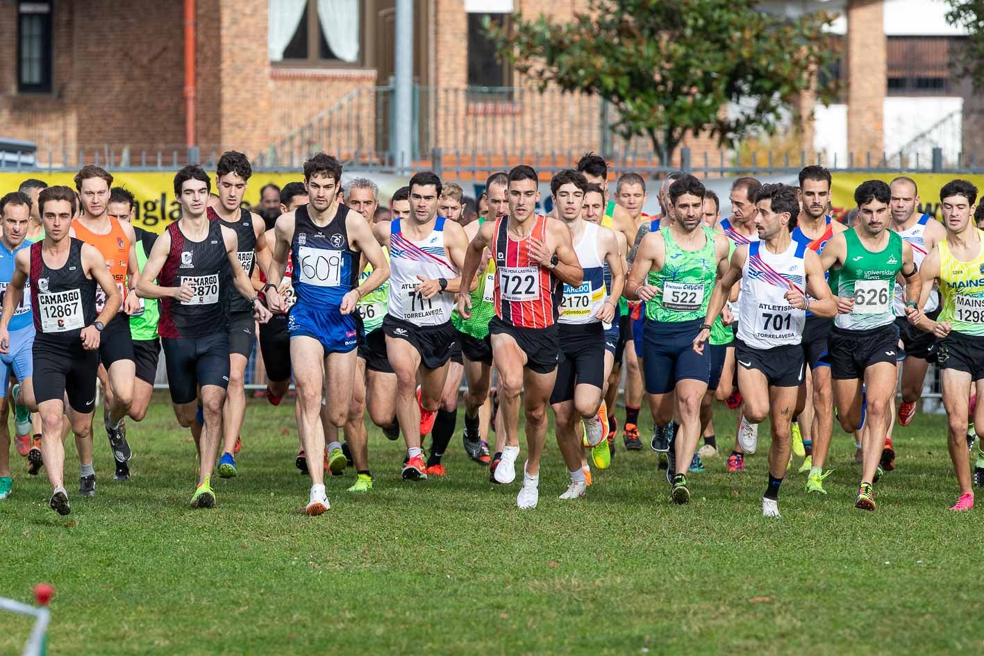 El pelotón masculino, al tomarse la salida.