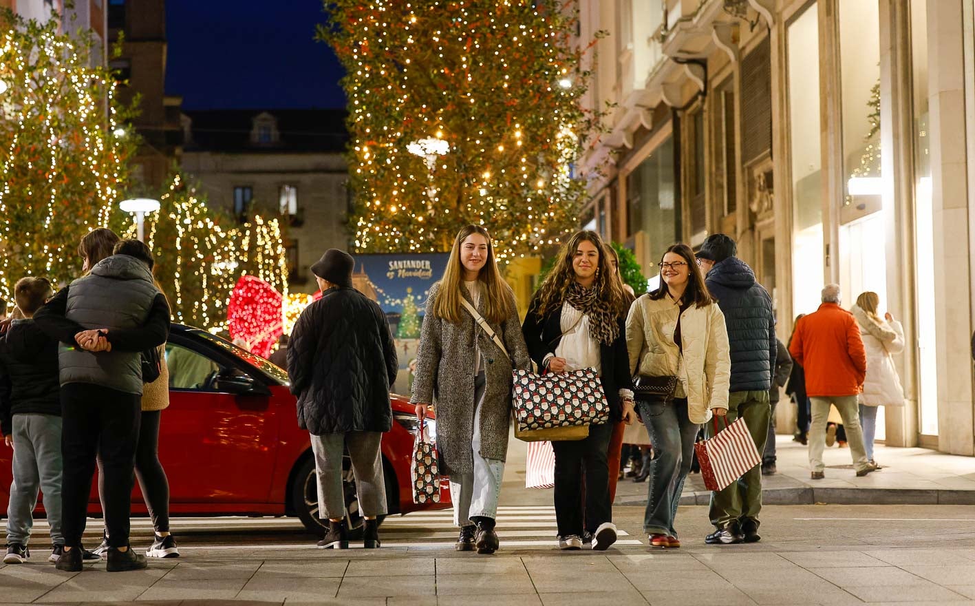 Un grupo de amigas realiza compras de Navidad en la calle Juan de Herrera.