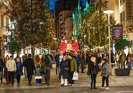 La calle Juan de Herrera, una de las vías céntricas de Santander que esta tarde han estado llenas de personas que salieron a disfrutar del ambiente navideño.