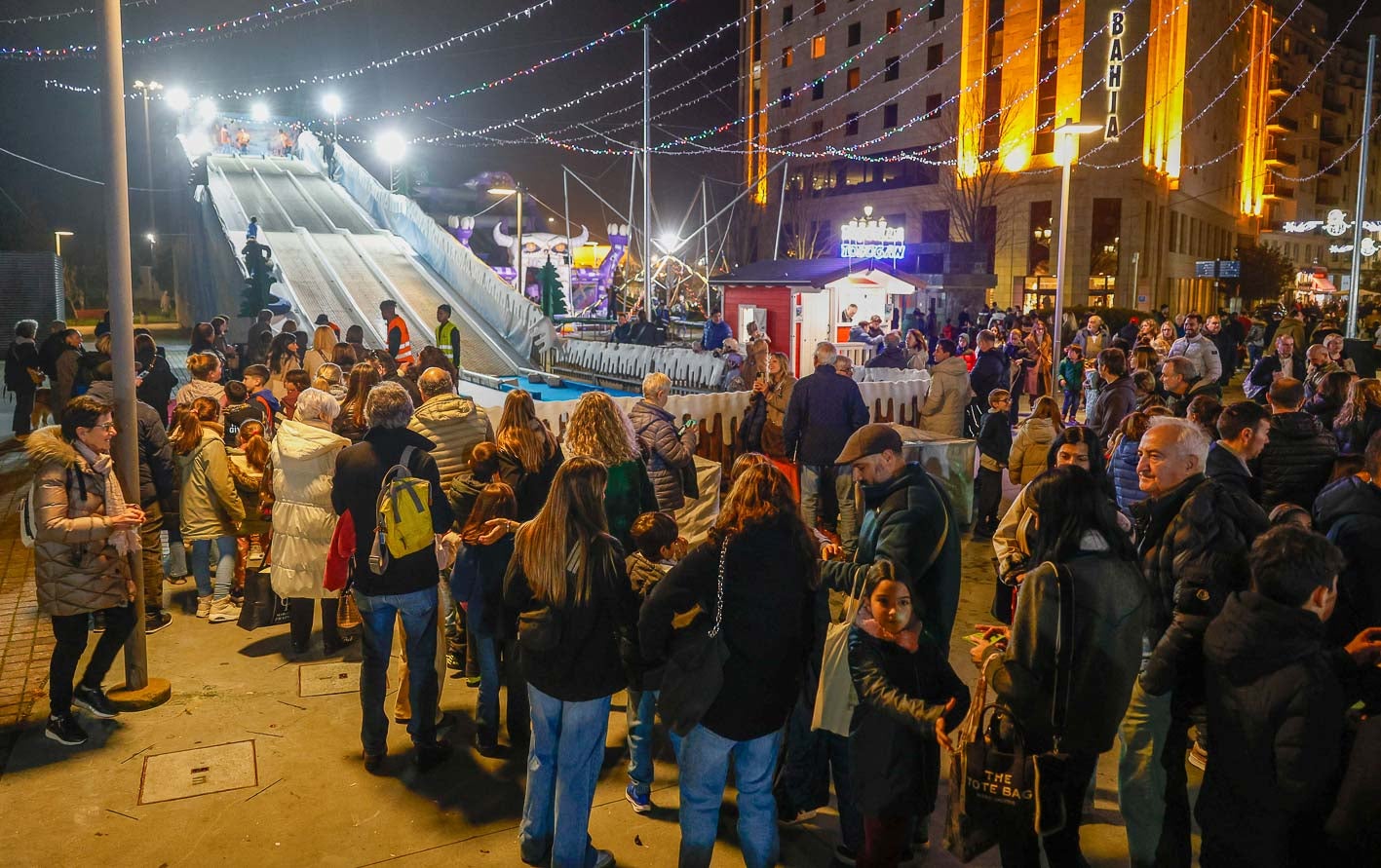 Las familias disfrutan del parque de atracciones ubicado en la plaza de Alfonso XIII.