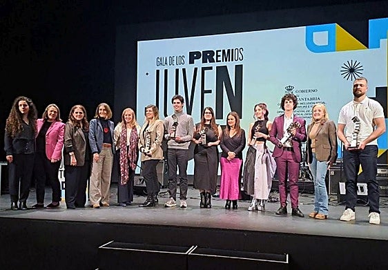 Foto de familia de los premiados y autoridades en los Premios Juventud.