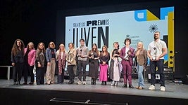 Foto de familia de los premiados y autoridades en los Premios Juventud.