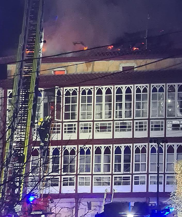 Imagen secundaria 2 - Los bomberos actuaron tanto desde el interior como desde el exterior de la vivienda.