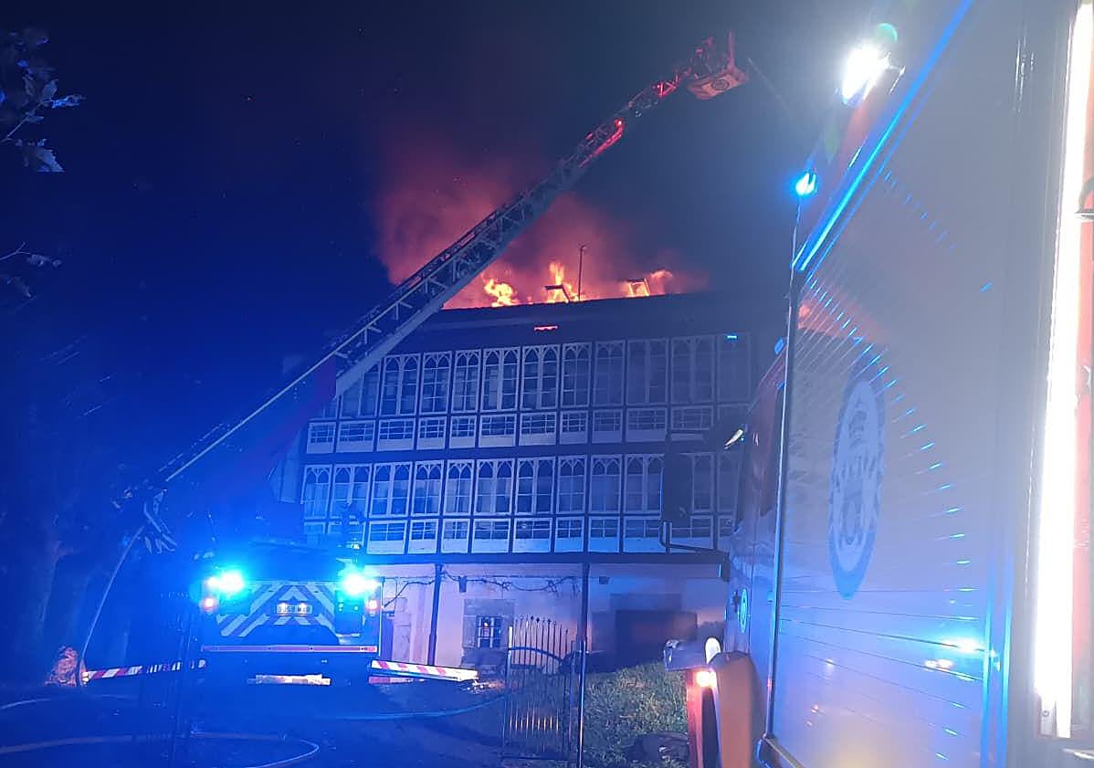 Imagen principal - Los bomberos actuaron tanto desde el interior como desde el exterior de la vivienda.