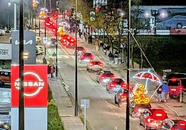 Hilera de coches en la carretera nacional (N-611), este sábado, en Cartes. DM