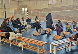 Taller de reanimación y uso de desfibrilador en San Felices.