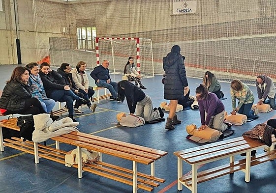 Taller de reanimación y uso de desfibrilador en San Felices.