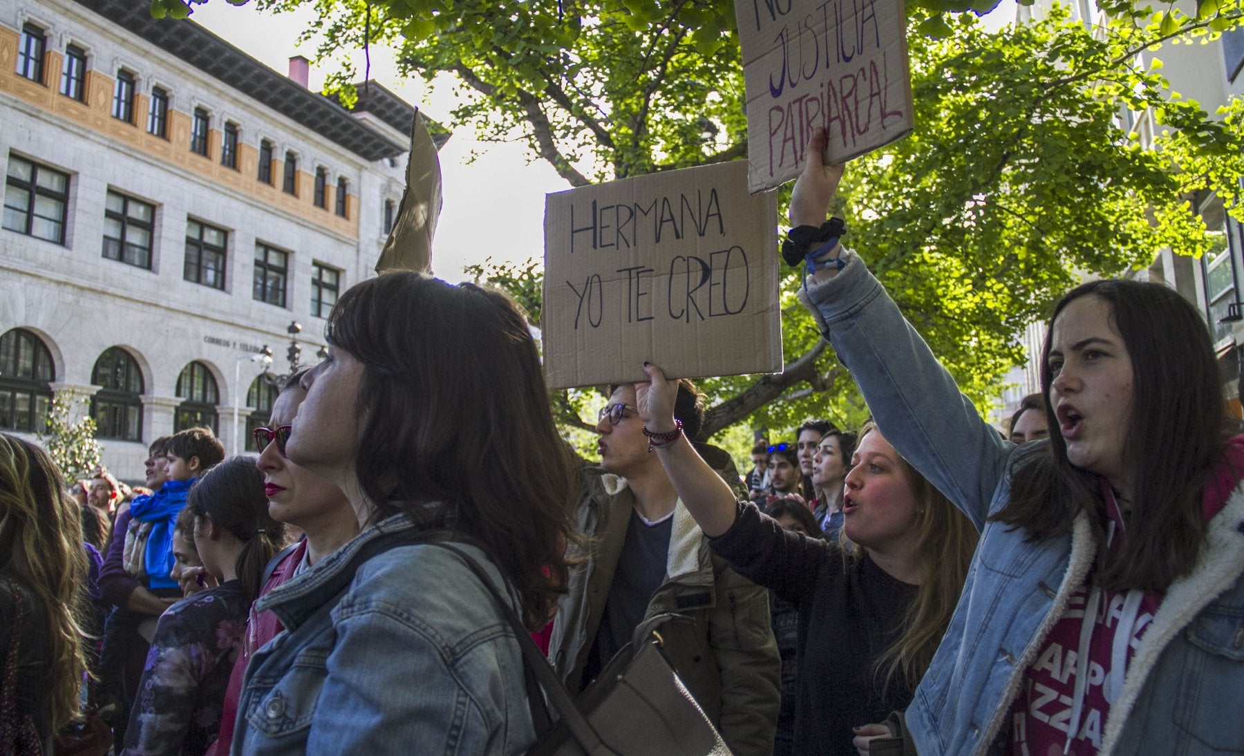Concentración de protesta por la sentencia de 'la manada' frente a la Delegación de Gobierno en Cantabria.