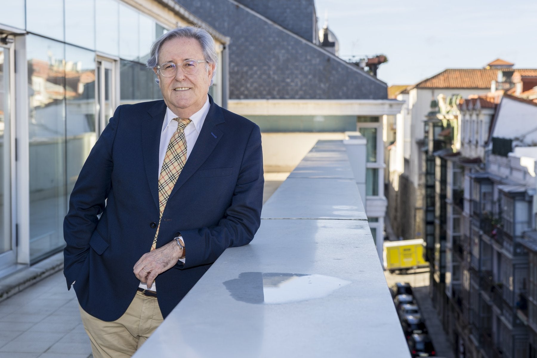 Eduardo Castillo, en la terraza de su despacho de la sede del Gobierno de Cantabria en Peña Herbosa.