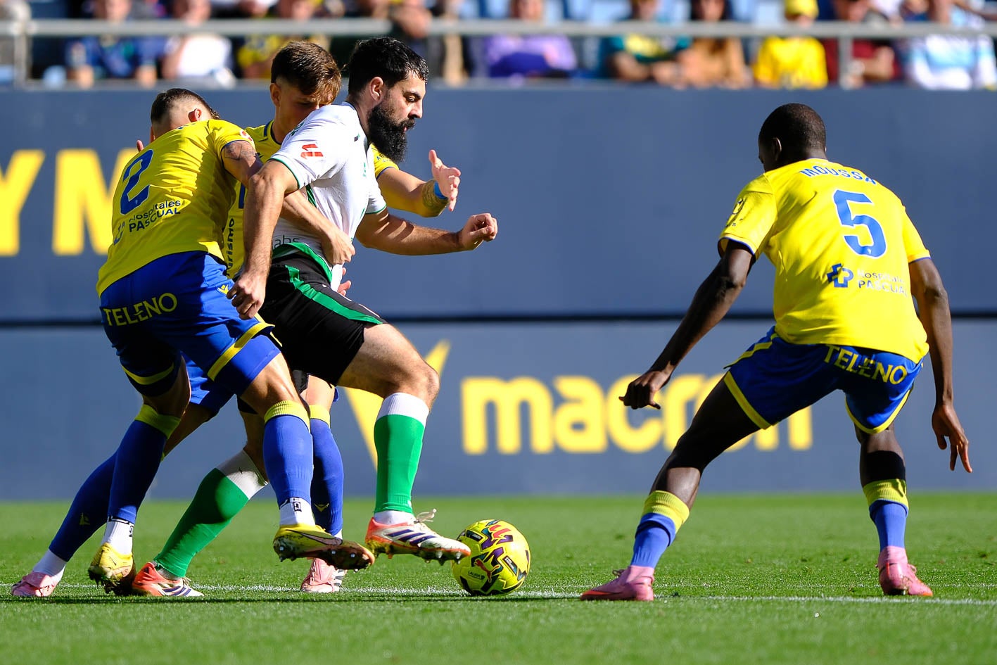 Villalibre, rodeado de rivales del Cádiz