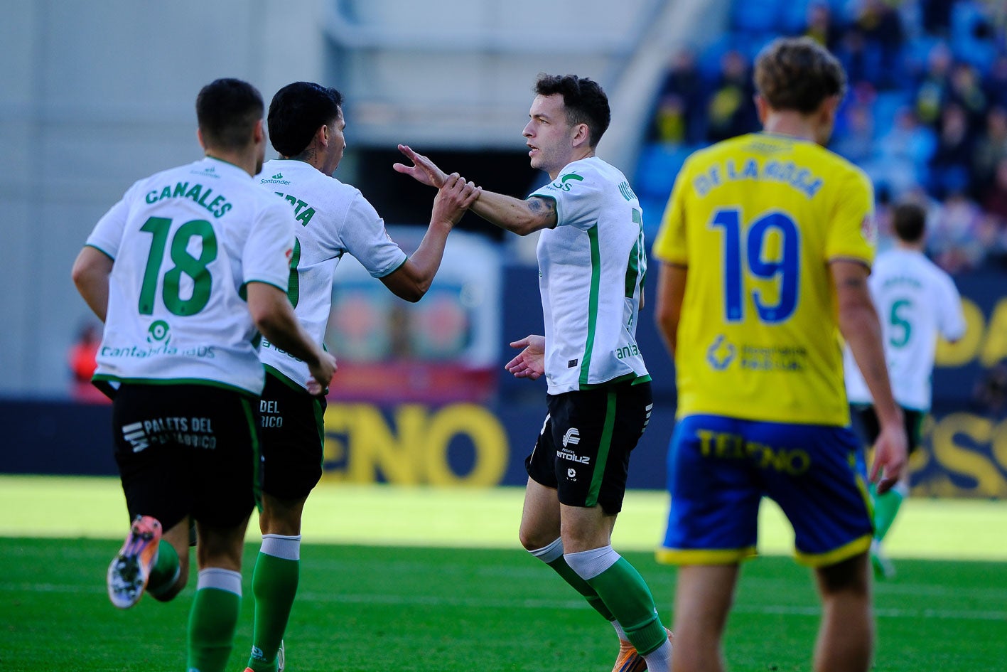 Peio Canales y Puerta se acercan a felicitar a Íñigo Vicente por su gol 