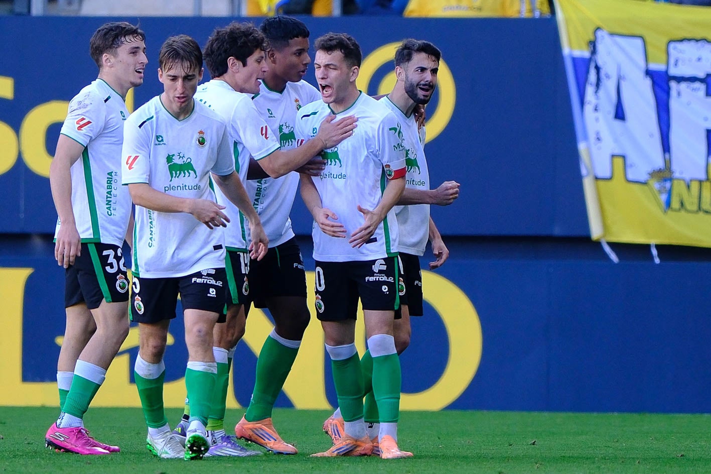 Vicente, con el brazalete de capitán, tras el empate del Racing