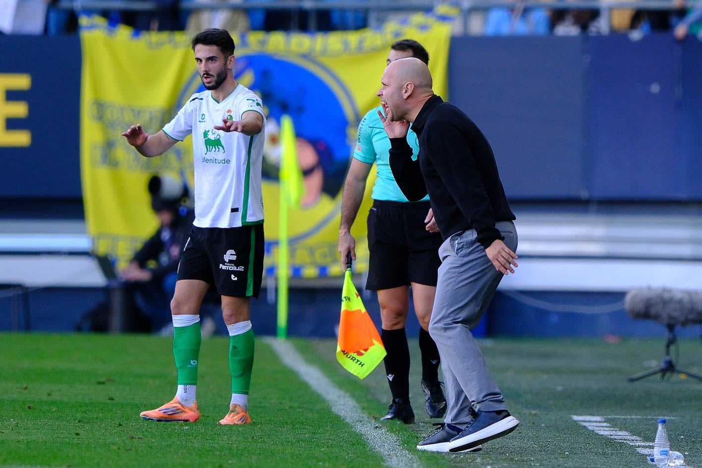 José Alberto da indicaciones a sus jugadores desde la banda