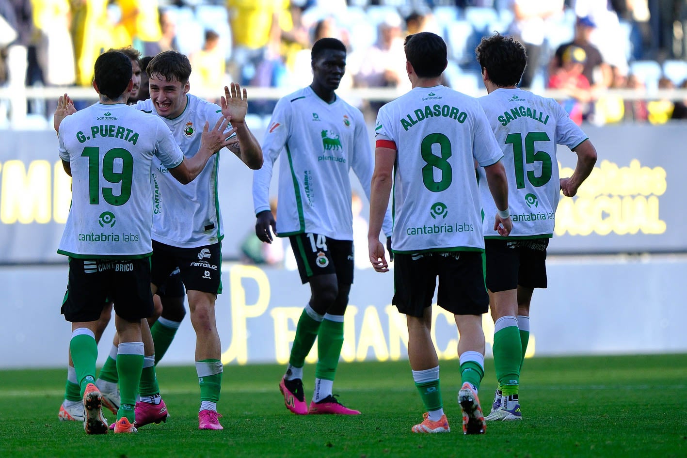 La plantilla celebra el triunfo en el estadio andaluz