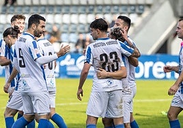 Los jugadores de la Gimnástica celebran el tanto de Héctor Tirado