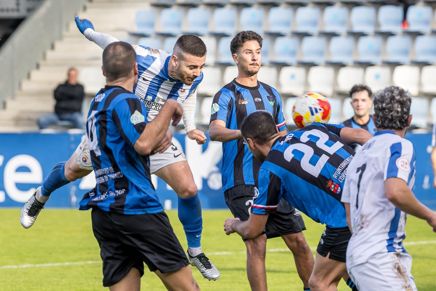 Ricardo Álvarez. Amonestó a Carlos, Puente, Jairo, Díaz y Pelayo.