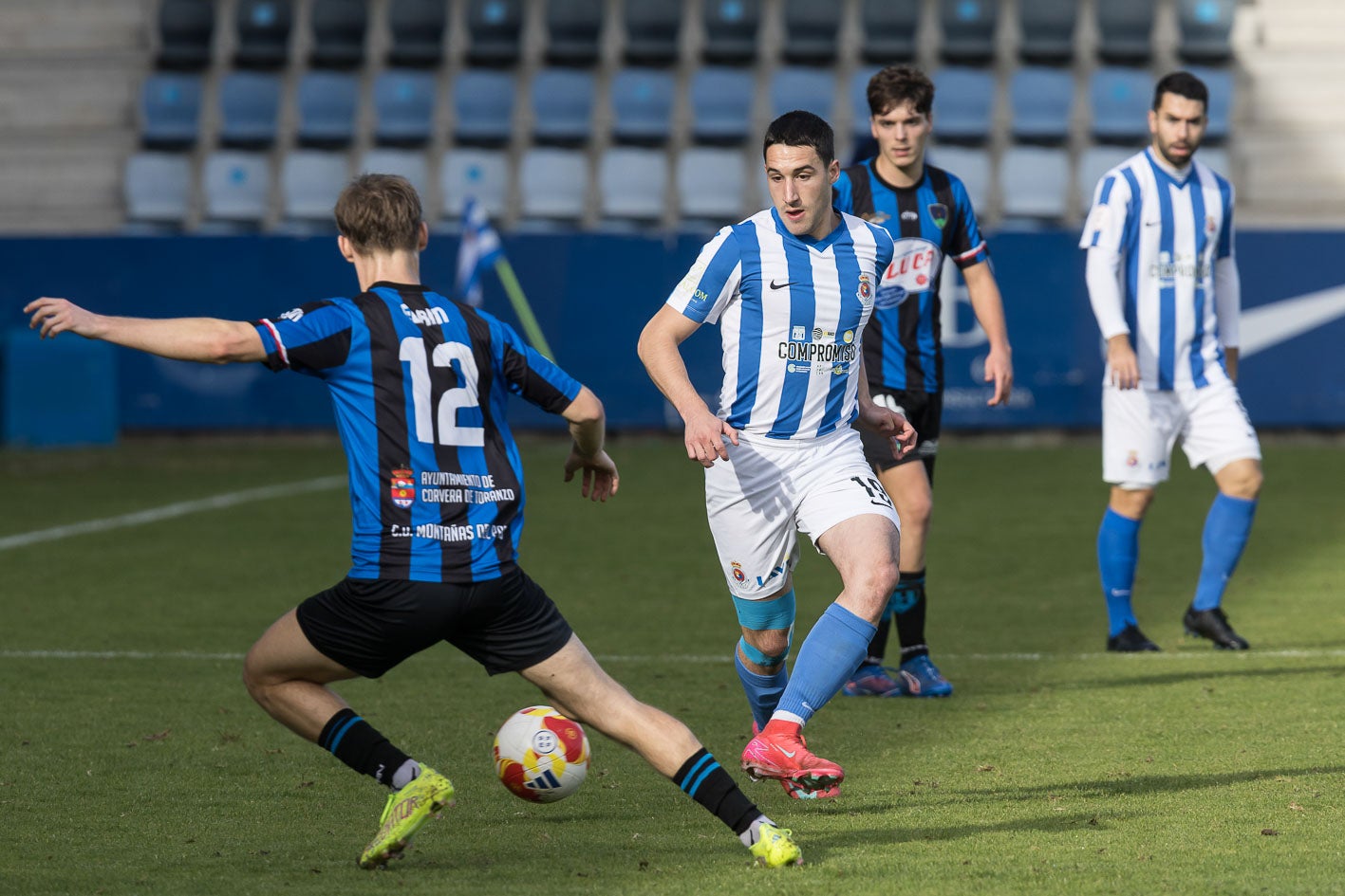 Carlos, de la Gimnástica, trata de robar el balón a un rival del Montañas del Pas