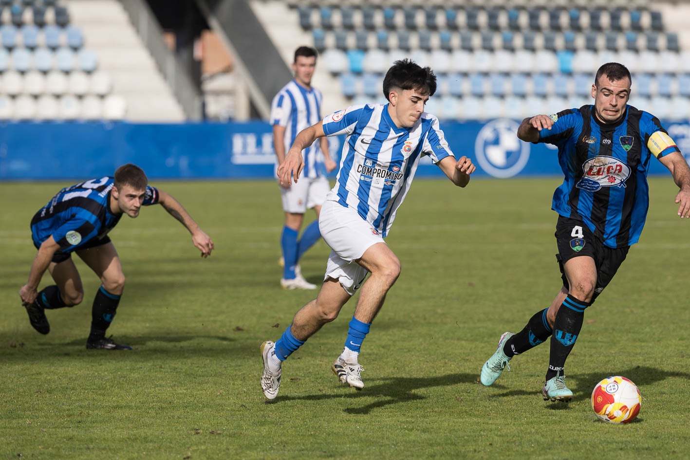 El blanquiazul Hugo García conduce la pelota en El Malecón