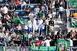 La hinchada verdiblanca en la grada del Nuevo Mirandilla.