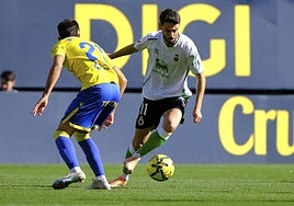 Andrés Martín trata de regatear a Climent. Paco Martín /