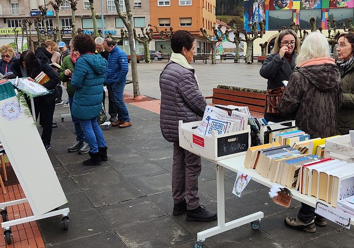 Muchas personas se acercaron al Mercadillo de Navidad para aprovechar la venta de ejemplares a un euro.