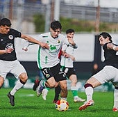 Santi Franco conduce la pelota entre dos rivales.