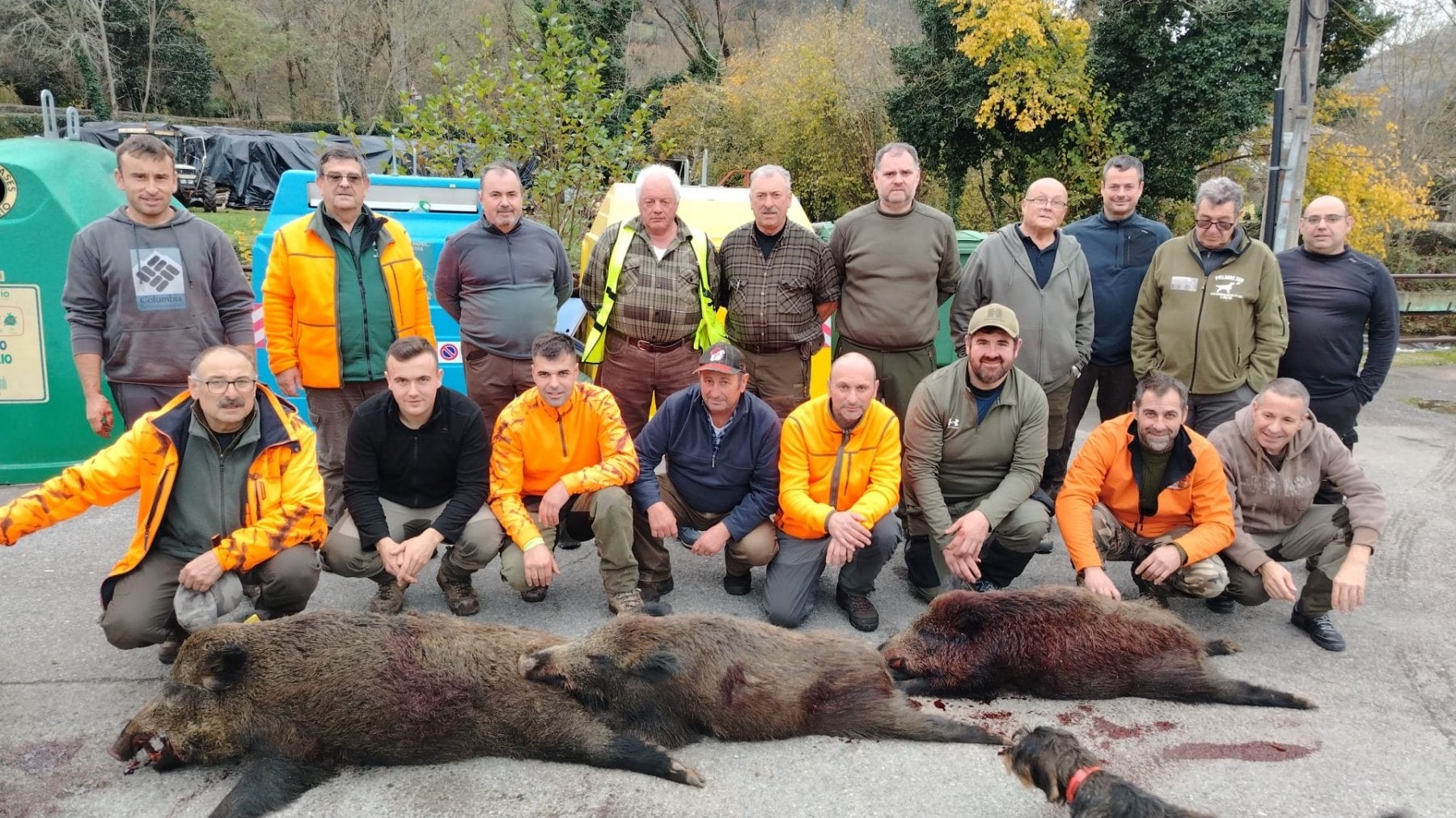 Integrantes de la cuadrilla 64, de Miguel Ángel Pacheco, con los tres jabalíes cazados en Montabliz.