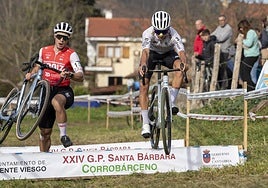 Gonzalo Inguanzo (izquierda) e Ismael Esteban, en una zona de obstáculos de la carrera.