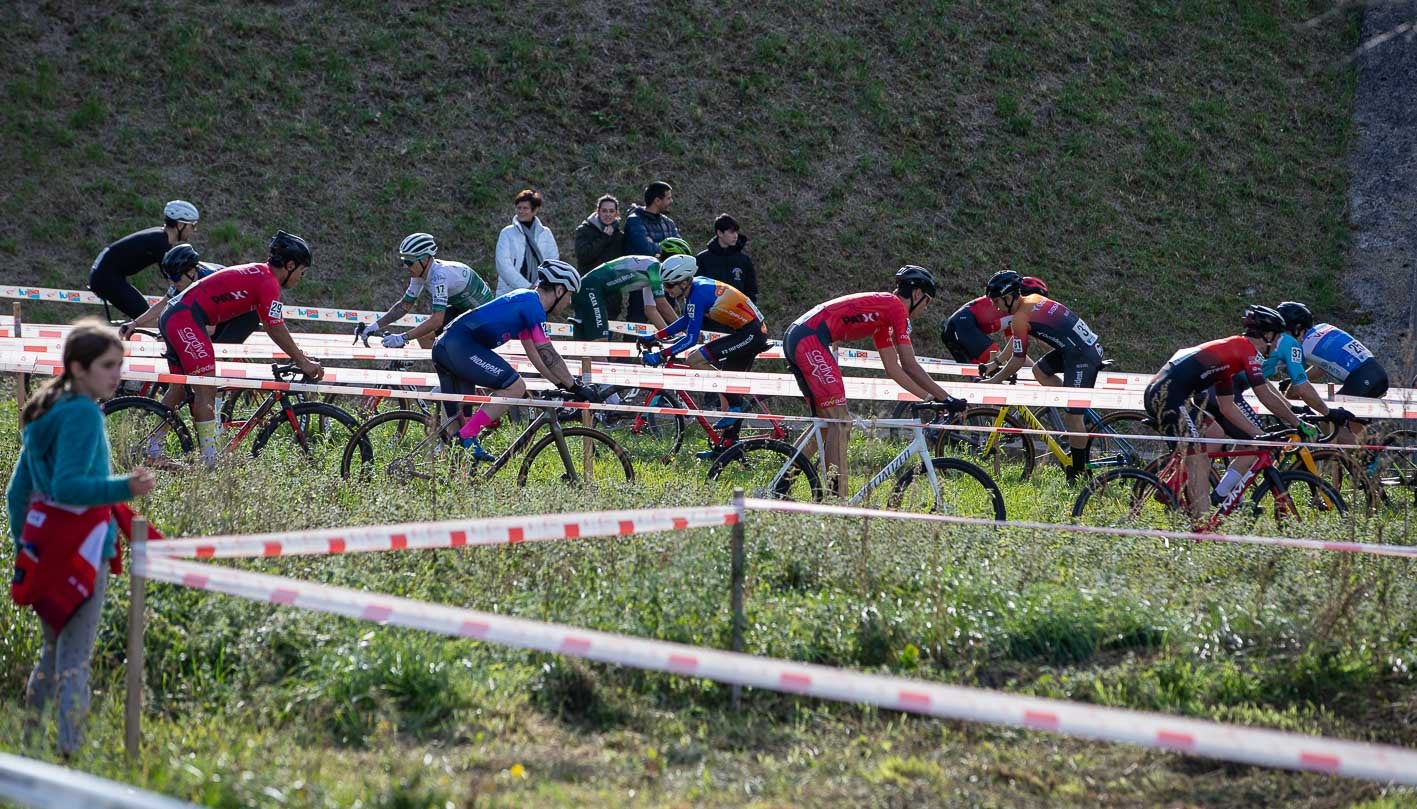 Varios participantes, en el trazado de Corrobárceno.