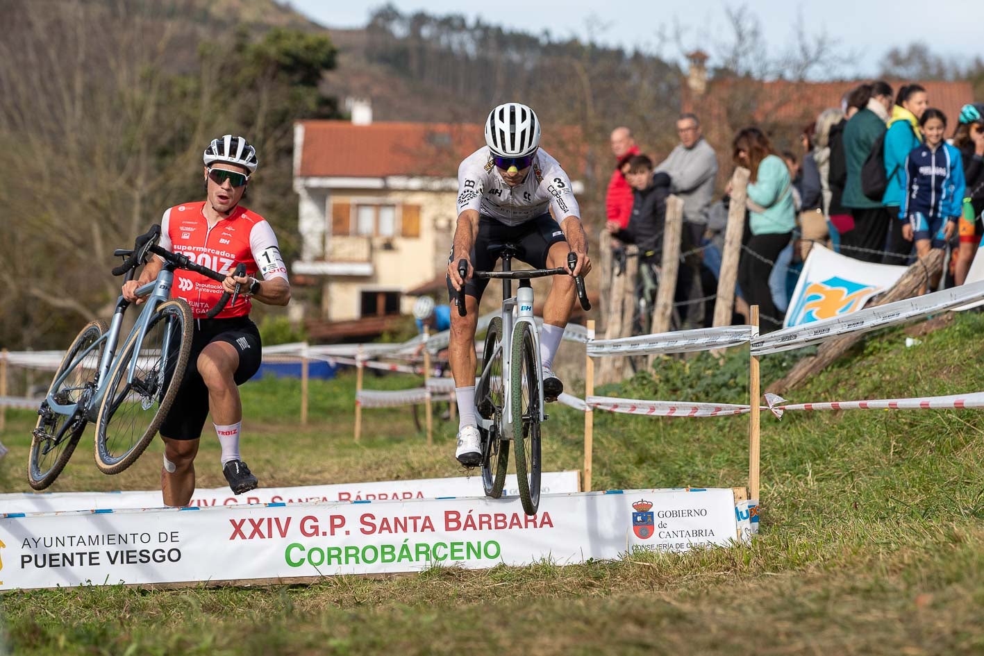 Gonzalo Inguanzo (izquierda) e Ismael Esteban, en una zona de obstáculos.