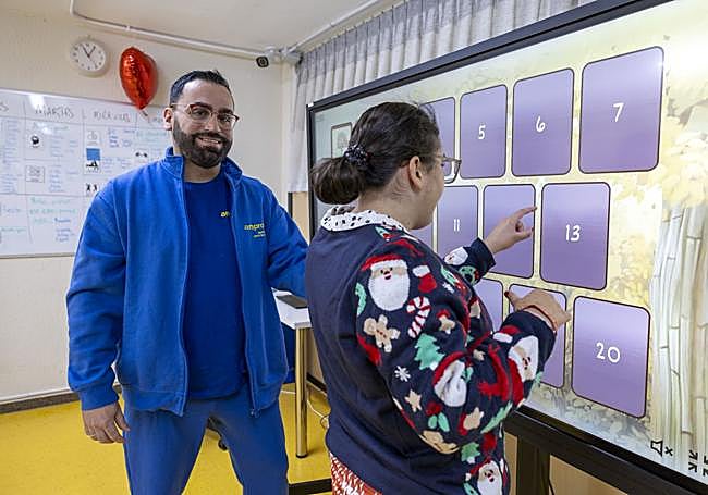 Ángel Gómez, con una de las usuarias de la residencia Nicolás Salmerón.