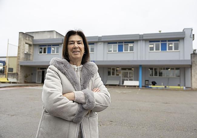 Carmen Pérez, junto al centro ocupacional de Santander al que acude su hija Cristina Díaz.