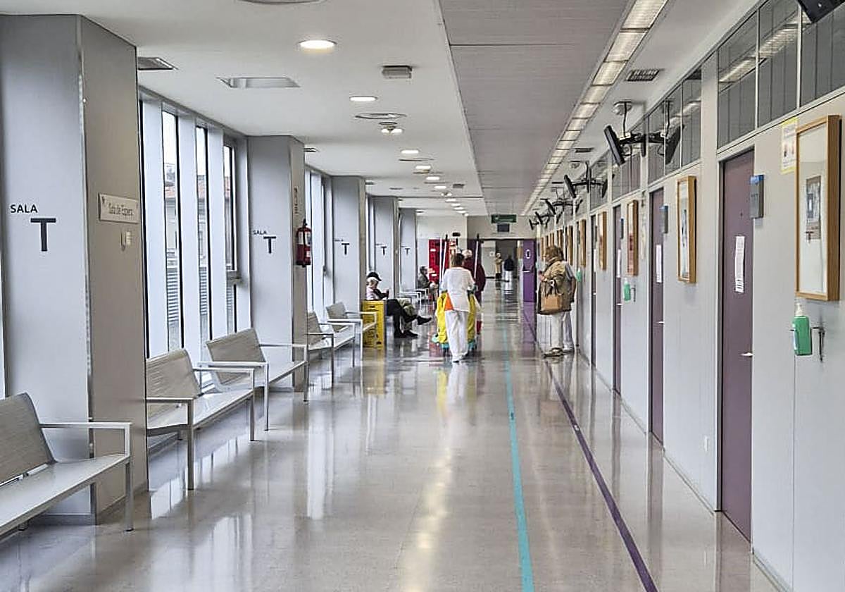 Pasillo de las consultas de Valdecilla Sur, casi vacío a media mañana.