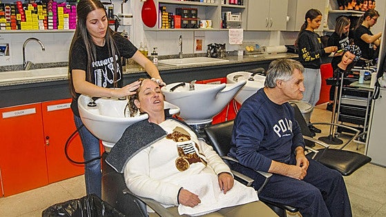 Cortes de pelo solidarios en el instituto de Santoña