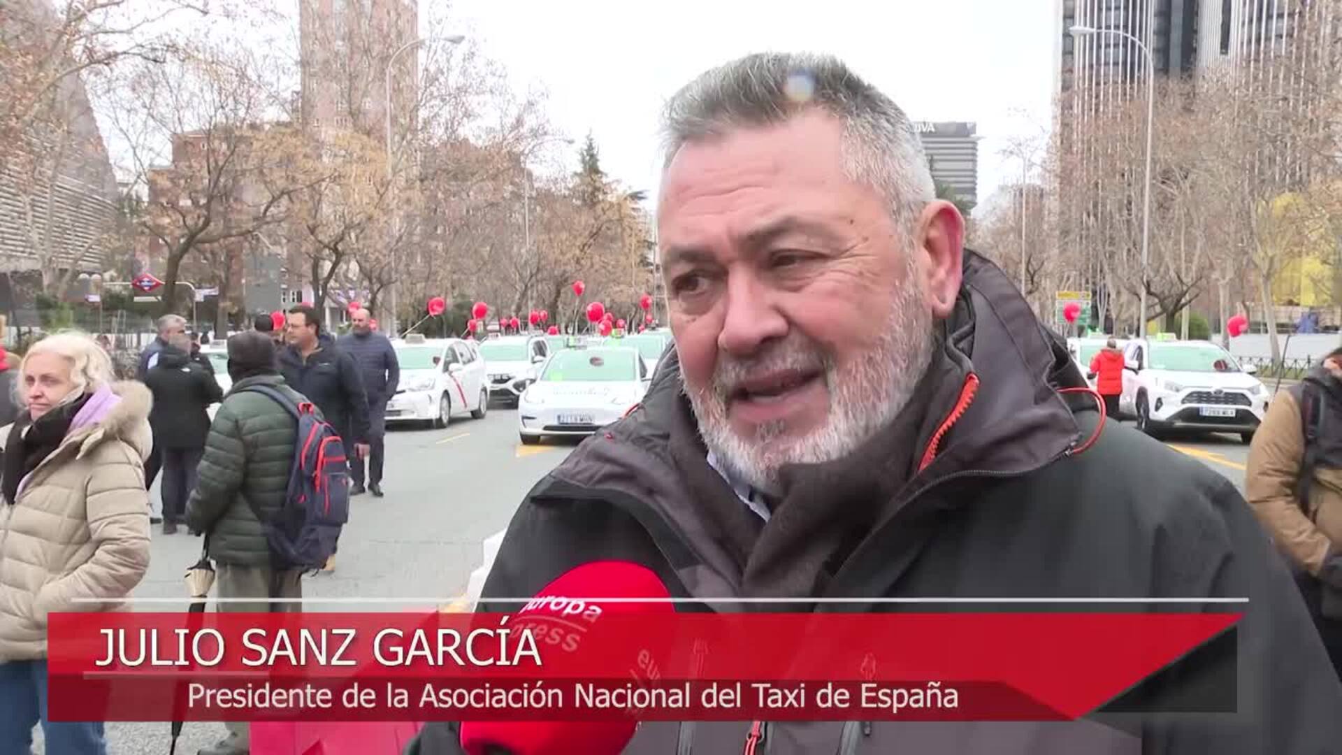 Miles de taxistas se manifiestan en España contra las subidas de precios de los seguros