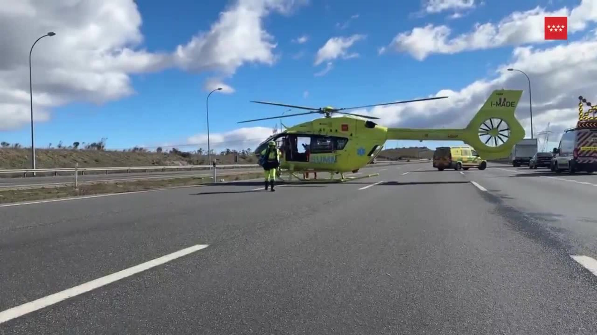 Muere un conductor al colisionar con un camión en la M-50 y quedar atrapado en su coche